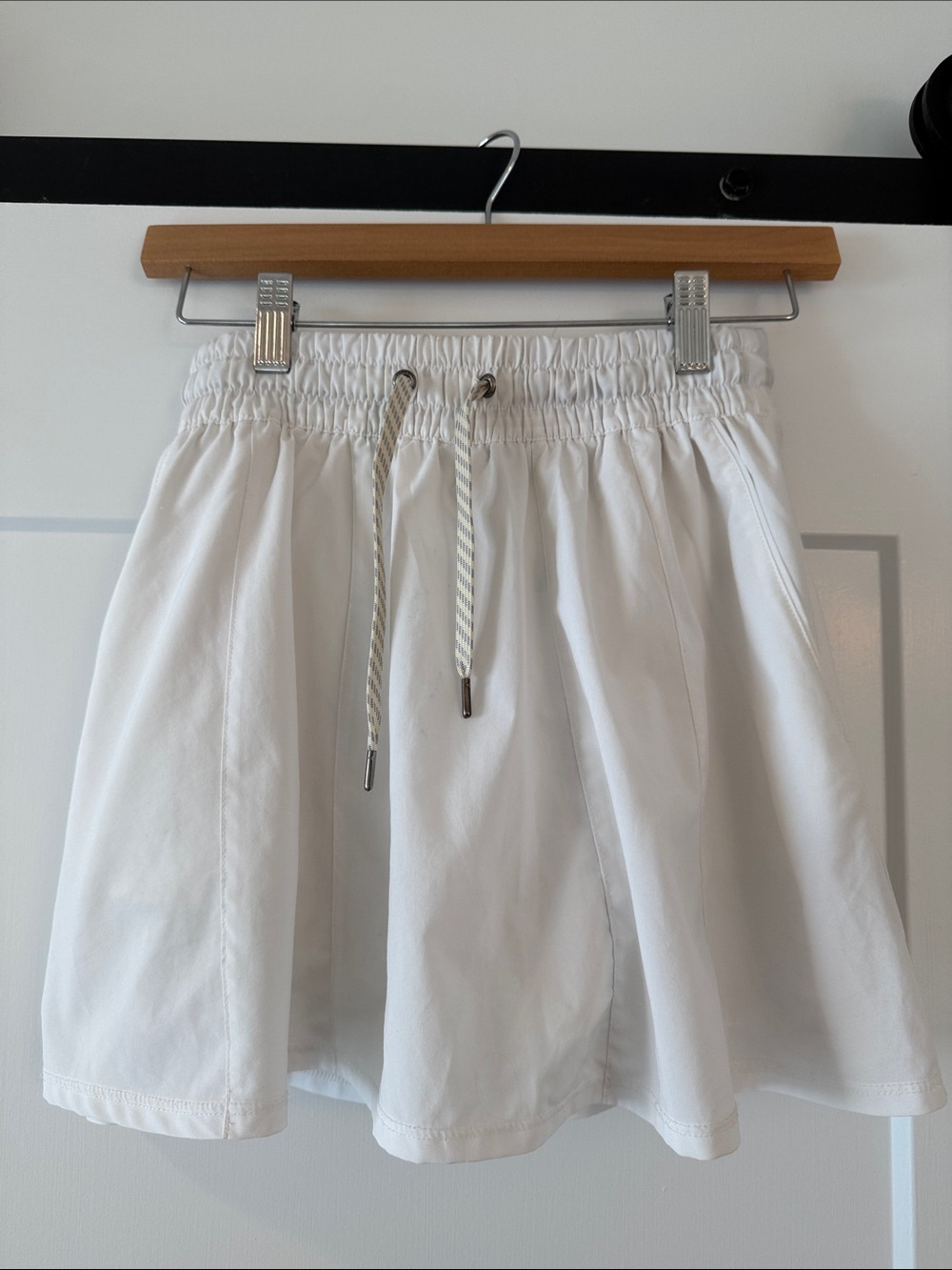 Vuori Off-White Drawstring Athletic Skirt